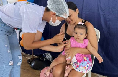 Crianças e adolescentes menores de 15 anos recebem vacinas no Dia D de multivacinação